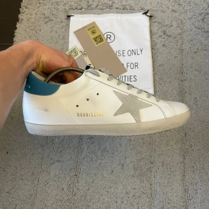 Golden Goose Superstar vita sneakers - Ett par riktigt feta golden goose superstars i storlek 42 i ny skick🌟allt OG följer med skorna vid köp! Tveka inte på att höra av dig vid funderingar🌟