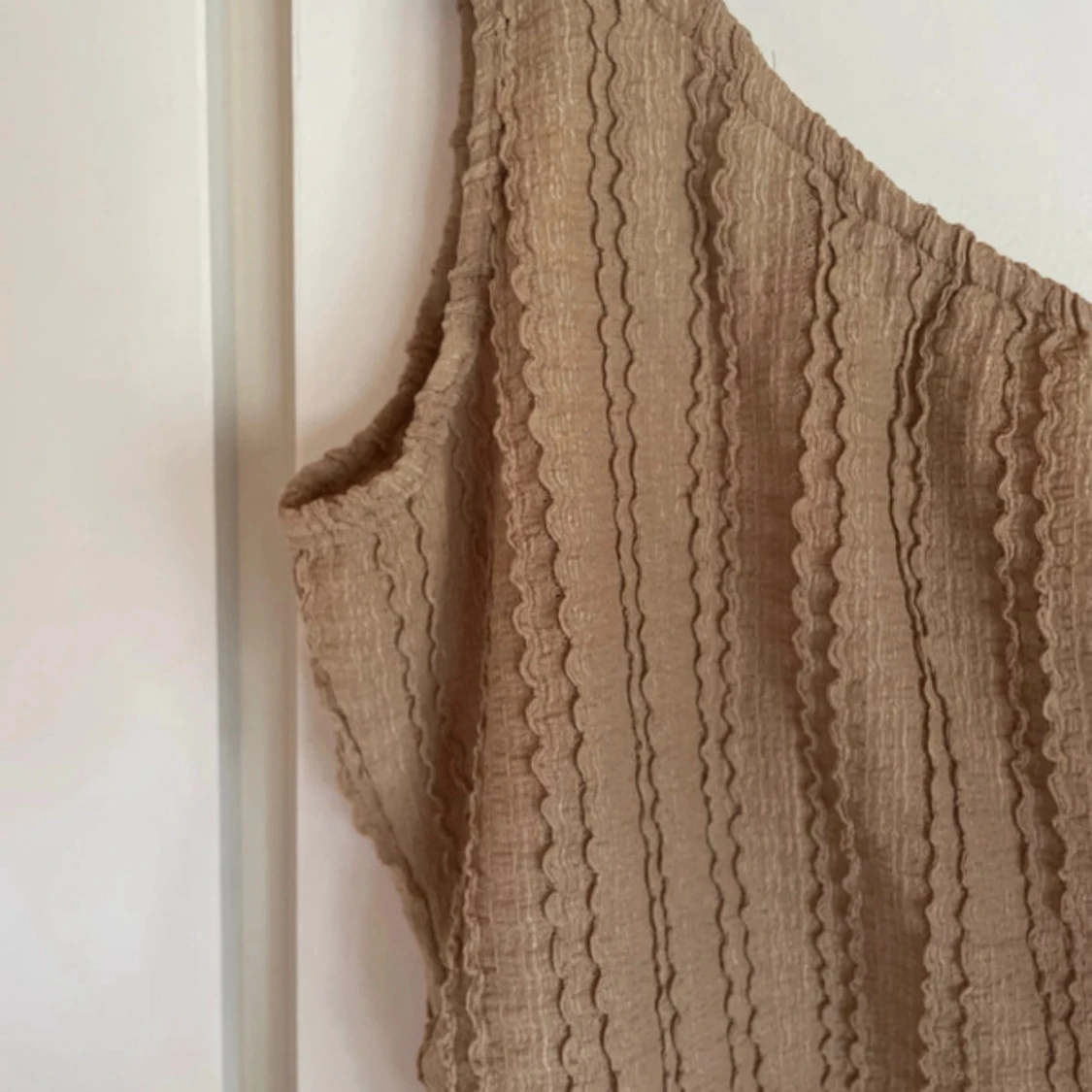 Beige one shoulder topp - 1