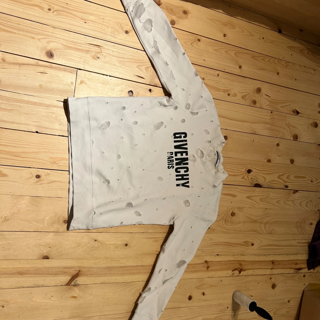 Vit Givenchy sweatshirt med hål