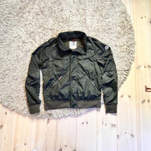 Moncler Jacka  - Riktigt Snygg grön vintage Moncler Lefort Giubbotto jacka från Moncler. 🔥Väldigt ovanlig modell som inte går att få tag på längre😻  (3 knappar är sönder)  jag är ca 180cm väger 74 och den sitter perfekt i längd och storlek. Skriv om ni vill ha fler bilder eller undrar något💯snabb affär = bättre pris