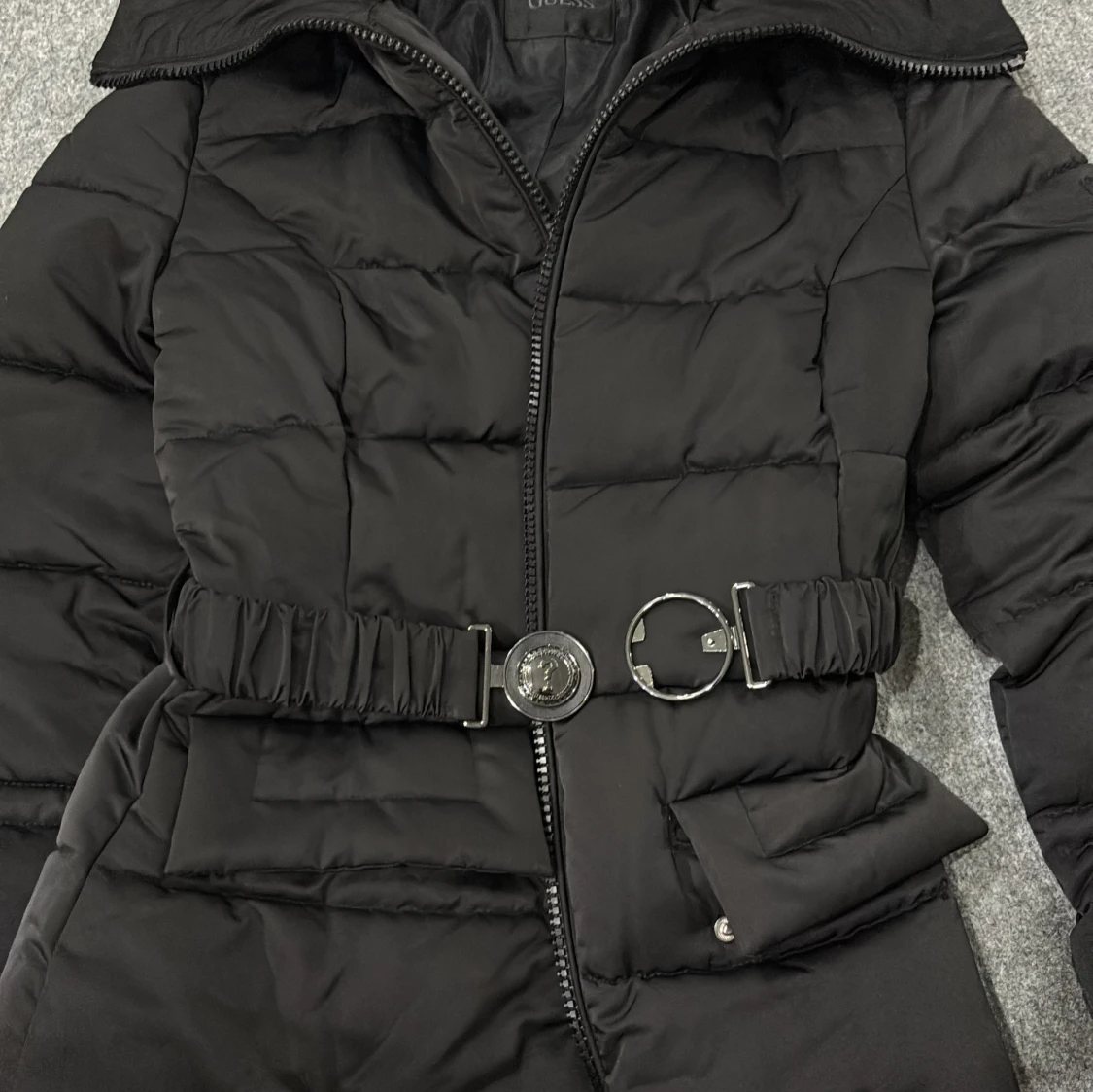 Svart pufferjacka från Guess med bälte - 4