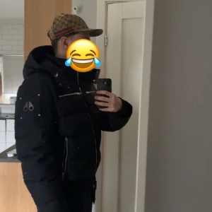 Svart pufferjacka Moose Knuckles - Moose knuckles jacks ÄKTA! Köpt på thernlunds i Kista galleria för 11.000kr. Kvitto finns! pris kan gå ner vid snabb affär 