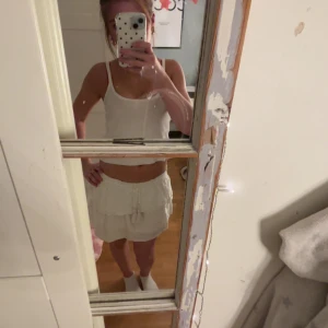 Guld detaljerad kjol - Kjolen är från Gina och passar bra i sommaren och har fransiga snören plus lite gulddetaljet på materialet💋💕