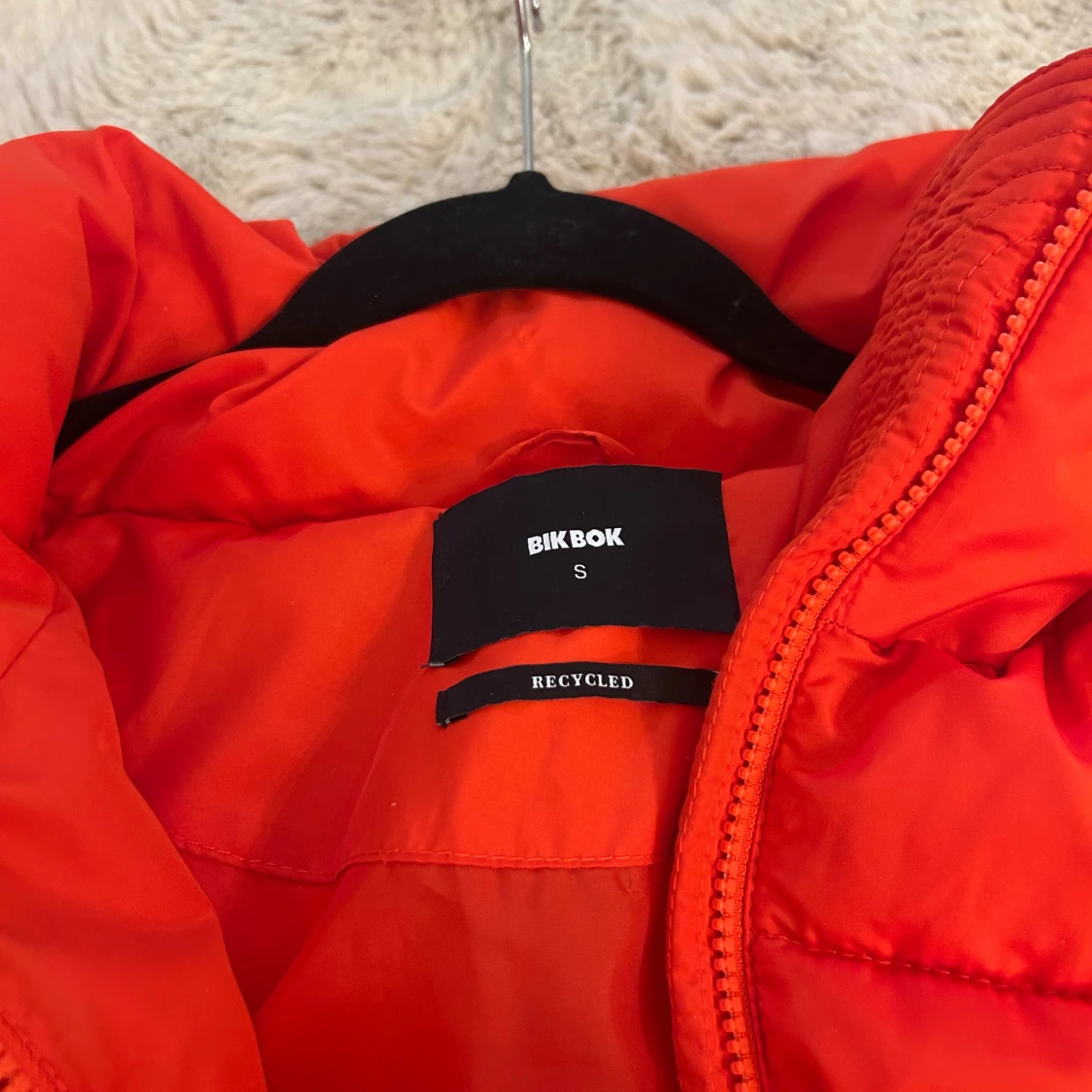 Röd pufferjacka från Bik Bok - 1