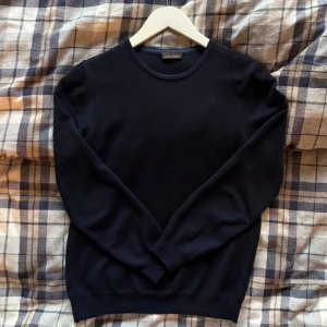 Mörkblå stickad tröja Stenströms S - Snygg mörkblå stickad tröja från Stenströms i storlek S. Kan sitta åt det mindre hållet. Klassisk rund hals och långärmad modell, perfekt för lager-på-lager. Nypris 1699kr