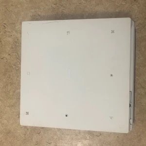 PlayStation 4 Pro (vit, öppnad) - PlayStation 4 Pro i vit färg, chassit är öppnat och insidan synlig. Konsolen visar tecken på användning och mindre yttre slitage. Perfekt för dig som vill serva eller uppgradera din PS4 Pro. Säljs utan tillbehör.