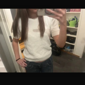 Vit stickad kortärmad tröja från Vila - Jätte bra skick!