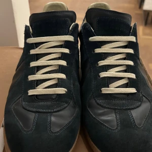 Maison Margiela Skor - Säljer mina maison margiela i stl 43. Skick: 8/10✅ sparsamt använda. Köptes här på plick. Skriv vid minsta fundering.