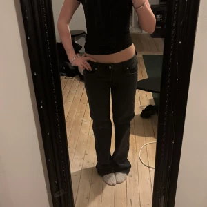 Jeans - Jätte fina jeans som inte riktigt har kommit till användning, har knappar på bakfickorna. Jeansen är i fint skick då jag inte har använt dem❤️