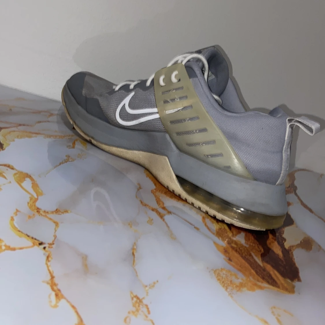 Grå Nike sneakers med vit swoosh - 2