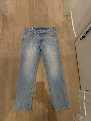 Ljusblå straight fit jeans H&M - Säljer ett par ljusblå jeans från H&M med straight regular fit. 