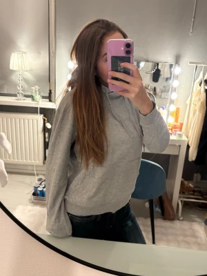 Grå hoodie  - Grå hoodie. Väldigt bekväm och mysig och passar bra till att ha i skolan där det brukar vara kyligt!❣️