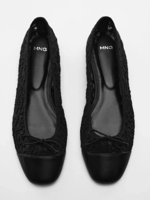 Svarta spetsiga ballerinaskor från MANGO - Säljer ett par svarta ballerinaskor från mango med spetsdetaljer och små rosetter framtill. Prislapp är kvar och det är helt nya! Nypris är 529 kr 💕