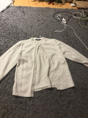 Beige kofta från Gina Tricot - Beige kofta från Gina Tricot i storlek S.