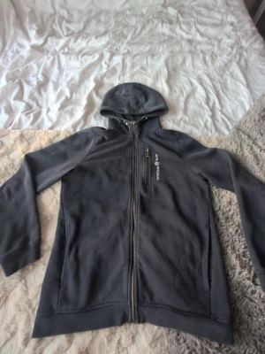 Mörkblå sail racing tröja  - Säljer nu en mörkblå sail racing zip-hoodie i strl 160, skriv för frågor och bilder