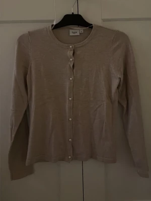 Beige kofta från Saint tropez med pärlknappar - 💞