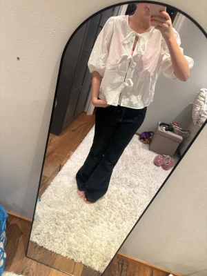 Vit blus  - Vit blus med knytsnören.