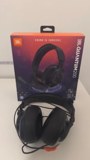 JBL Quantum 200 - Har använts väldigt fåtal gånger.   Funkar till alla möjliga konsoler och datorer.   Nypris ca 699kr  Har du några frågor så är det bara att hojta till☺️