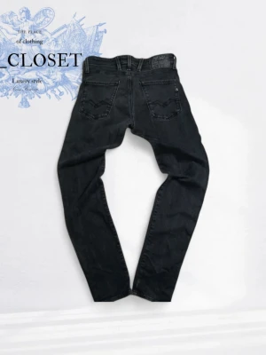 Replay jeans - Säljer di dessa Replay jeans I mycket bra skick 8/10  på skicket 👍🏻, storlek W30 L32, priset är inte hugget i sten. Skriv vid minsta undran svarar snabbt 🍾🤗🏝