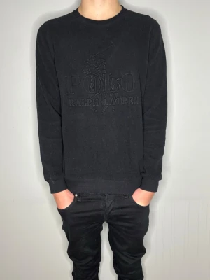 Ralph Lauren Tröja - Ralph Lauren Tröja| Storlek: M passar även S| Modellen är 177 cm| Skick: 9/10 (det vita på vänster handled är inte en fläck utan smuts)| Pris: 349kr| Priset går alltid att diskutera😊