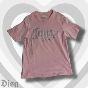Juicy T-shirt - T-shirt från Juicy Couture med rhinestones, mycket bra skick. säljer då den är lite tight på mig.
