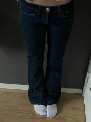 Mörkblå Levis bootcut jeans - Bootcut levis jeans🌟köpta secondhand men i bra skick. Midjemått 36 cm, innerbenlängd 76 cm. Jeansen är uppsprättade nertill som man kan se på bild 5. Ge prisförslag!