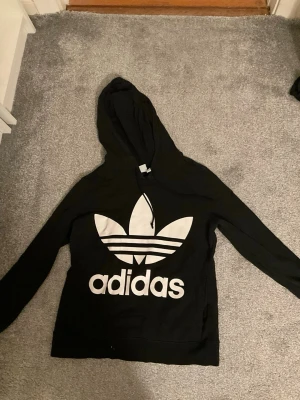Svart adidas hoodie - Svart adidas hoodie i super skick! Köpt för 700 säljs för 150!