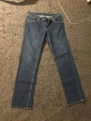 Blå raka jeans från Monki - Mörkblåa Monki jeans. Knappt använda i bra skick