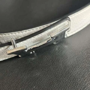 H bälte - Hej jag säljer min äkta H bälte den är dubbelsidig färgen svart och vit. PRIS KAN DISKUTERAS. Den är äkta och den har stämpel skillnad från alla andra säljare som inte har stämpel. Ordinarie pris är 13000 men jag säljer endast för 7000. PASSA PÅ OCH KÖP HAR TAGIT NER PRISET TILL 3000.