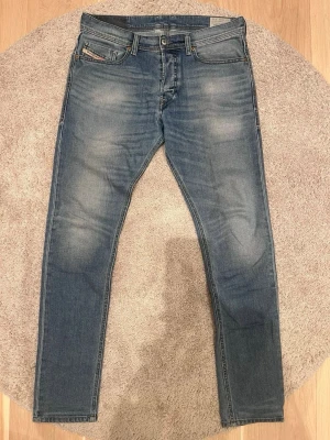 Diesel Jeans Tepphar Slim - Säljer nu dessa riktigt feta Diesel jeansen, dessa har en snygg blå tvätt & är Slim Fit, storleken på dessa jeansen är W31 & L32, nypris runt 1400, säljer dessa nu för 349, vid fler frågor kring mer bilder eller liknande är de bara att höra av sig / AC Fashion 🤝