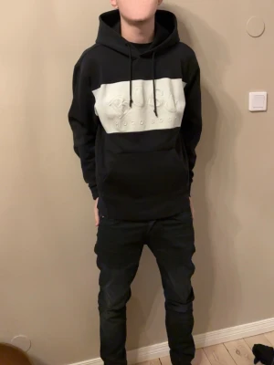 Hugo boss hoodie - Hej, säljer min Hugo boss hoodie då den inte passar mig. Den har qr kod och taggar. Ny pris 2300kr. Pris går att diskutera!