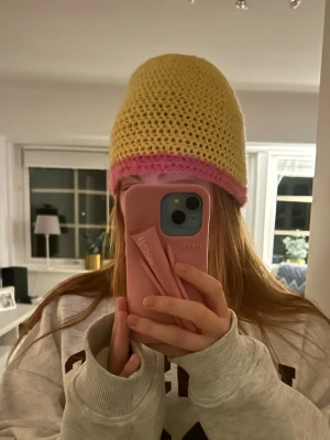 Virkad mössa  - Så gullig egen handgjord mössa i gul med rosa kant. Första gången jag gjort en mössa så det är lite sne ”skarv” på baksidan (se sista två bilderna). Mössan är perfekt nu i vinter till ex kommande skidresor. OBS sista bild är mössan ut och in!!!