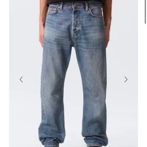 Blå Weekday Space Relaxed Straight Jeans - Säljer ett par blå Weekday Space Relaxed Straight Jeans i rak modell. Klassisk femficksdesign, normal passform och snyggt mellanblå tvätt. Tillverkade i tåligt jeanstyg med läderpatch bak i midjan. Perfekta för en chill och stilren look.