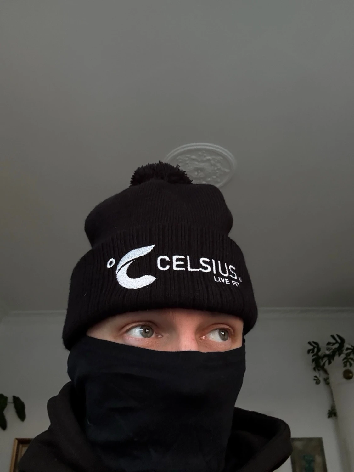 Svart stickad Celsius mössa