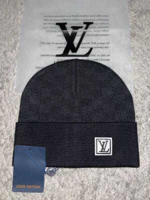 Lvmössa - Svart mössa perfekt inför vinter om du gillar mode och trend. Är one size och formas till ditt huvudform, den är helt ny med tagg. Passa på vad väntar ni !!