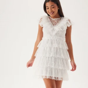 Vit Studentklänning  - Säljer studentklänning. Jag köpte den 2025 och har bara provat den. Säljer den då den inte passar mig i storlek och inte kan lämna tillbaka längre. Super fin klänning som är lik malina klänningen. 650kr men förhandlingsbart. Prislapp sitter kvar