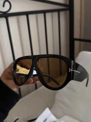 Tom ford modell pilotglasögon - Snygga trendiga pilotglasögon i Tom ford modell. 