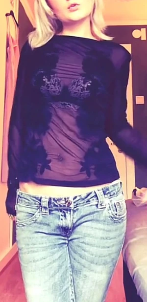 Svart mesh blus med blommor från Bik Bok - Säljer en svart mesh blus från Bik Bok i storlek L. Blusen har lång ärm och är genomskinlig med stora broderade blommor framtill. Den har en rund halsringning och är figurnära i passformen. Perfekt för dig som gillar detaljer och vill sticka ut. Passar XS-L