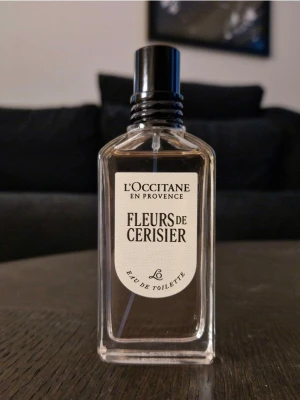 L'Occitane - Fleurs De Cerisier EdT 50ml - Har tyvärr inte kvar kartong. Otroligt fin blommig doft. Håller länge för att vara en edt.