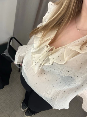 Lindex blus - Så fin blus från Lindex. Den är urgullig att ha på sig. Och man kan både klä upp och klä ner den. Jag har haft den endast på jul/nyår. Går såklart att använda mer. Men tyvärr är den lite stor på mig och behöver mer plats i min garderob:)