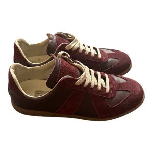 Vinröda Maison Margiela Gats - Vinröda Gats ifrån Maison Margiela, sparsamt använda :) 