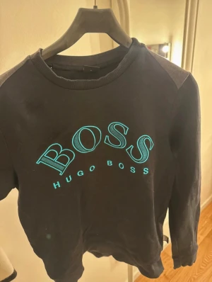 Hugo Boss sweatshirt - Snygg Hugo Boss crewneck tröja som är sparsamt använd. 