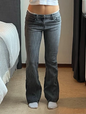 SÅÅÅ FINA bootcut jeans från Brandy 💗✨ - Säljer dessa sjuuukt fina ljusgrå bootcut jeans från John Galt/Brandy Melville!!🩷  De har den finaste nästan randiga texturen och är sååå sköna då de är stretchiga! Lågmidjade och verkligen den perfekta passformen! ✨💓  De är onesize men passar perfekt på mig som är ca 165cm och brukar ha S! 💕💕  Midja: 38cm Innerben: 81cm Benöppning: 23cm  Skriv för frågor eller fler bilder! 💕💕