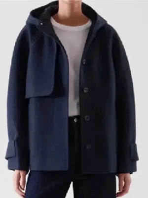 Cos jacka!!🌞😊 - Säljer liknande jacka på bilden från cos fast i svart!!🌞❤️😊😊 den är i superfint skick och säljer pga behovet pengarrr❤️🥰 skriv för fler bilder på min jacka! 