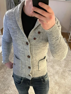 Stickad cardigan  - Cardigan | Mycket bra skick | Size - S | Pris 449 | Hör av dig vid minsta fråga eller fundering📩