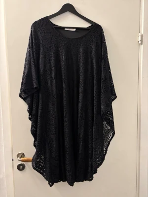 Svart spetsklänning från Cellbes - Säljer en svart långklänning från Cellbes med vackert spetsmönster. Klänningen har vid passform och ärmlös design med rund halsringning. Perfekt för dig som vill ha en elegant och luftig look.