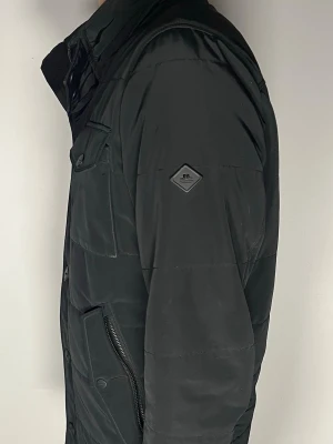 J.Lindeberg field jacket - Säljer en riktigt snygg och trendig J.Lindeberg field jacket i fint skick, storlek L, vid frågor är det bara att skriva //Gramenti