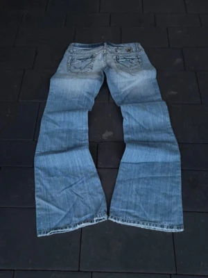 vintage jeans - lågmidjade jeans från märket sixty cent🙏skulle gissa på att de är xxs men här är måtten:  ytterbenslängd 96 cm, midja 36 cm, benvidd 25 cm, lårvidd 25 cm, innerbenslängd 79 cm💘 är öppen för prisförslag!