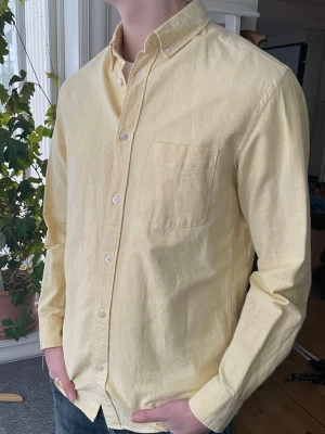 Skjorta  - Ljusgul skjorta från H&M. Bra skick och perfekt till sommaren! Storlek medium och passar mig bra som är 183cm. 