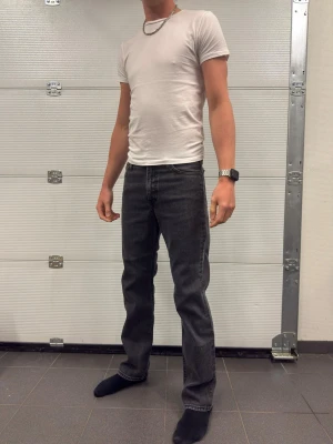 Lee West Jeans  - Jeans från Lee modell West i nyskick använd 1-2 gånger. Storlek 32/32. Nypris 1100kr. Hör av er vid frågor! Modellen är 188 och väger 77kg